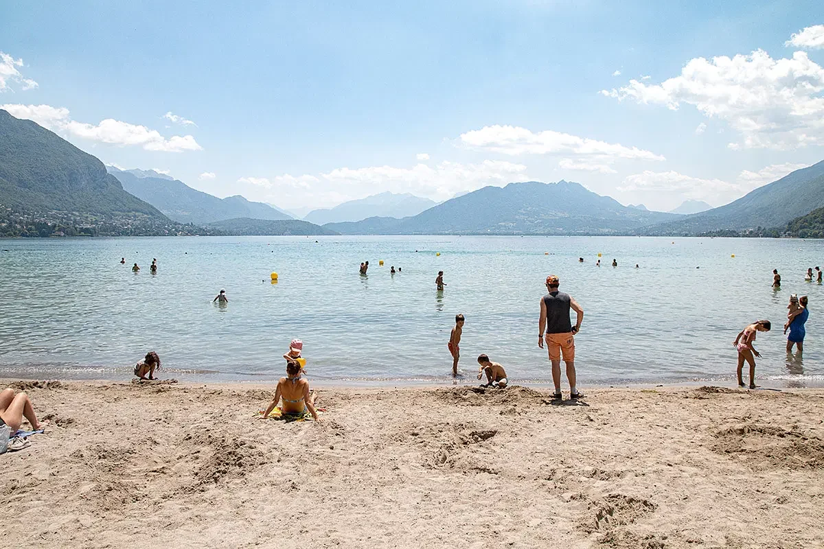Plage et baigneurs au bord du lac d’Annecy