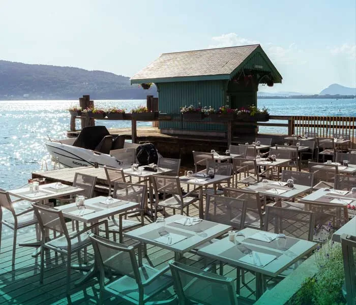 Auberge Du Lac — Terrasse et tables en extérieur