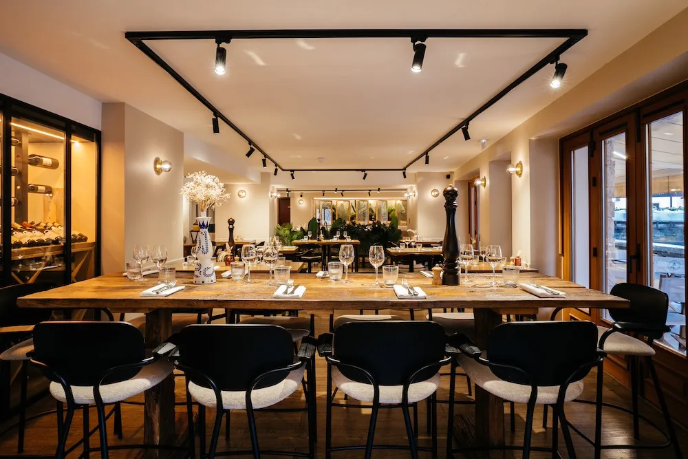 Auberge du Lyonnais Annecy — Salle et tables