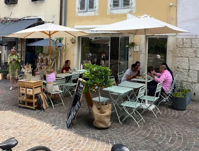 Baïda mon amour — Terrasse et tables en extérieur