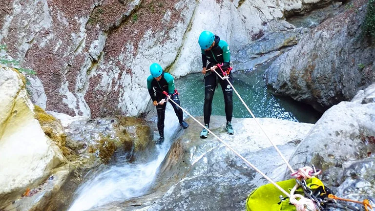 Canyon d’Angon — Partecipanti al canyoning tra le rocce