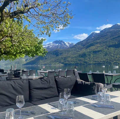 Chez Ma Cousine — Terrasse et tables en extérieur