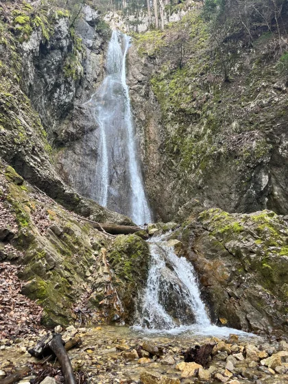 Circuit des cascades de Villaz — Cascada entre las rocas