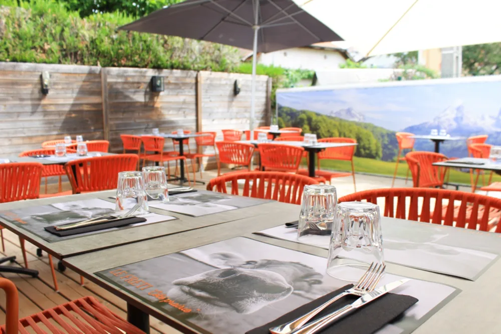 Côté Prairie — Terrasse et tables en extérieur