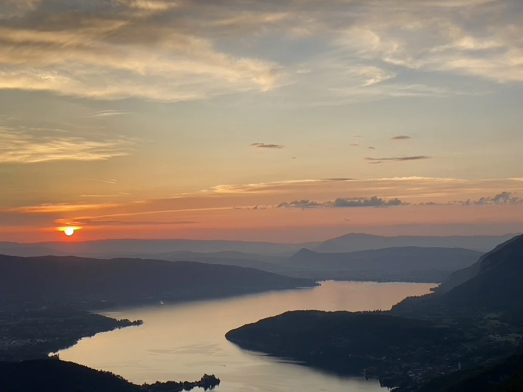 Tramonto sul lago di Annecy visto dall’alto