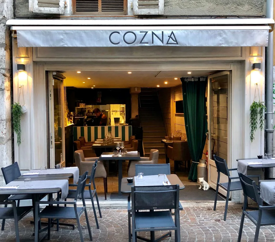 COZNA — Façade et entrée