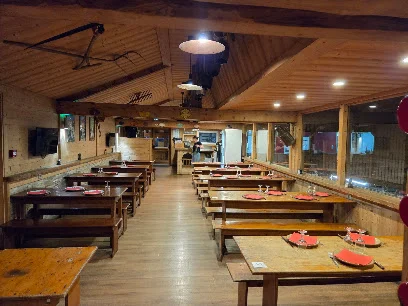 Ferme de la Charbonnière — Salle et tables