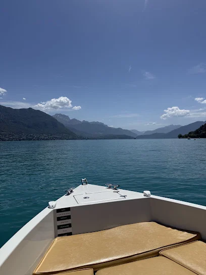 Green Boat — Embarcadero junto al lago