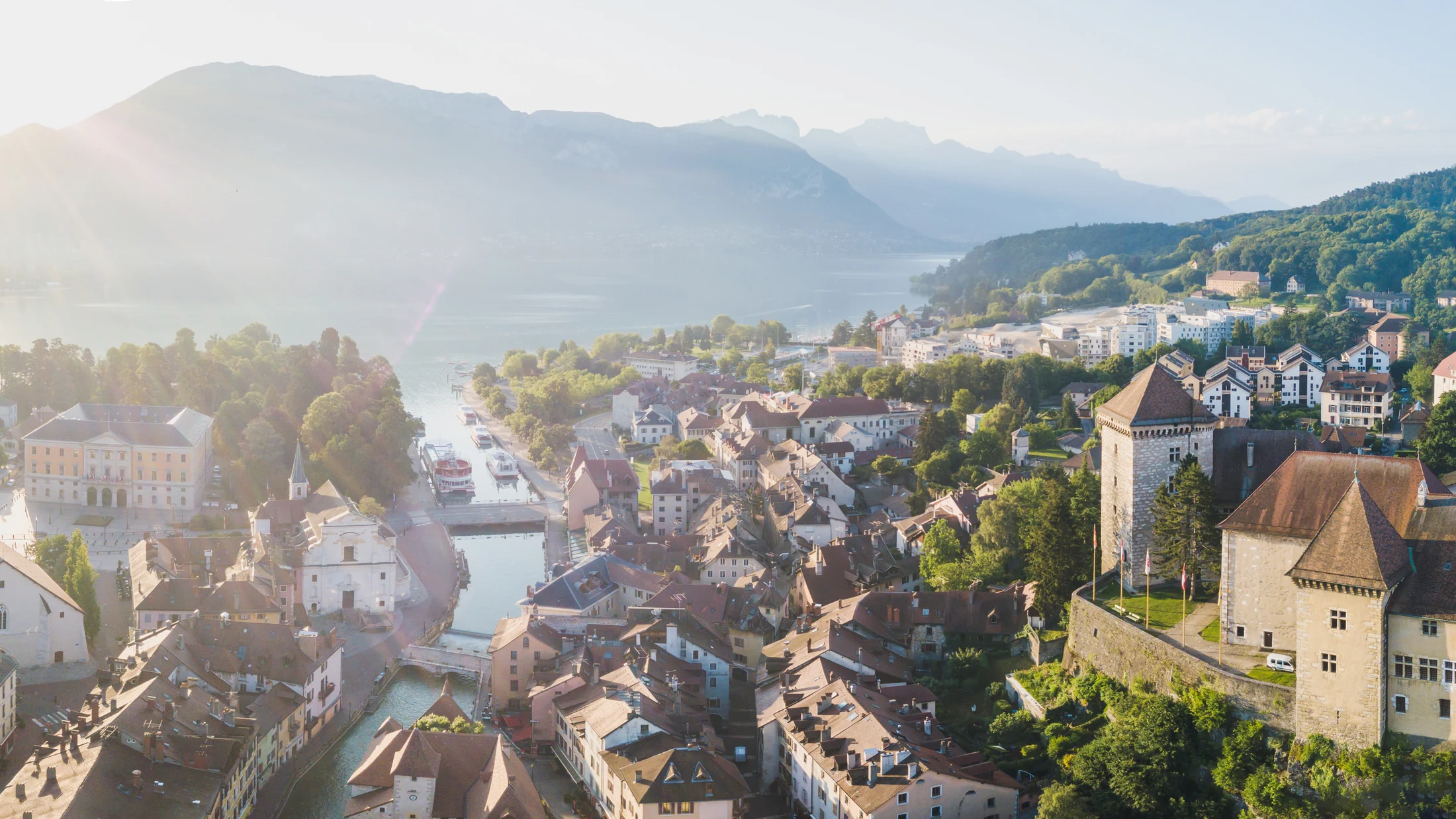 Vue aérienne du château, de la vieille ville d’Annecy et du lac