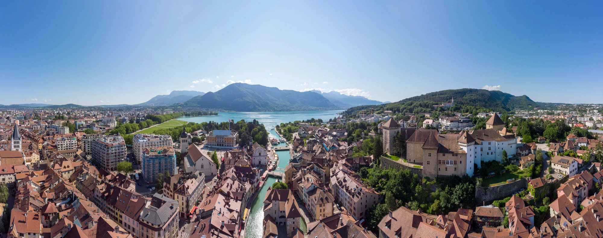 Vue aérienne du château, de la vieille ville d’Annecy et du lac