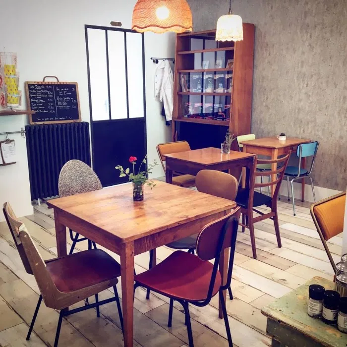 Jaanok Café Boutique — Salle et tables