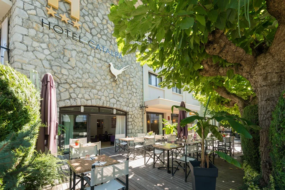 L'Assiette Rouge — Terrasse et tables en extérieur