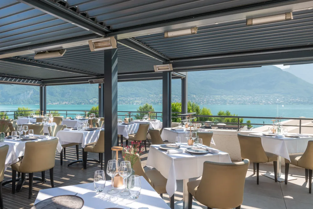 La Boussole — Salle et tables