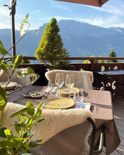 La Ferme des Vônezins — Terrasse et tables en extérieur