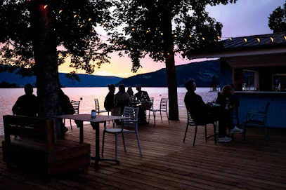 La Guinguette des Cassines — Terrasse et tables en extérieur