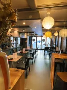 La Guinguette du 1er Mets — Salle et tables