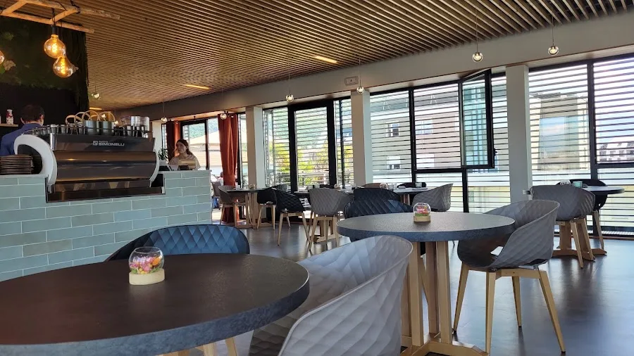 Là-Haut — Salle et tables