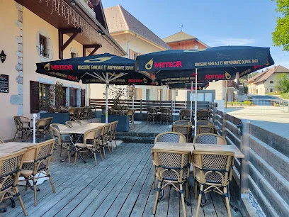 L’Auberge d’Alex — Terrasse et tables en extérieur