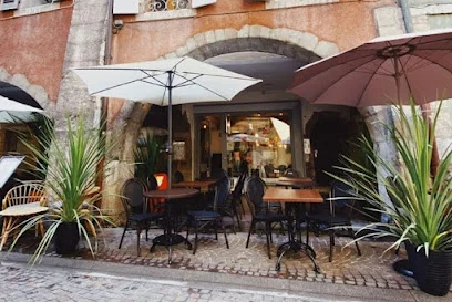 Le Bar Roux d’Heure — Terrasse et tables en extérieur