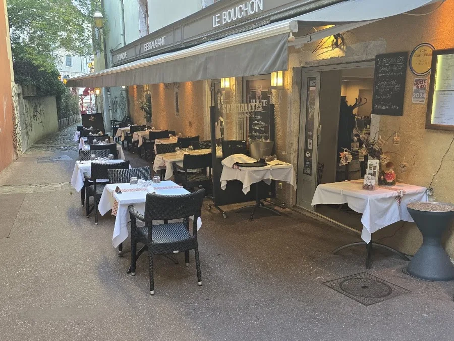 Le Bouchon Eric — Terrasse et tables en extérieur