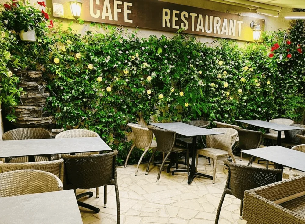 Le Carrousel du 15 Bistronomie Savoyarde Restaurant à Fondue — Terrasse et tables en extérieur