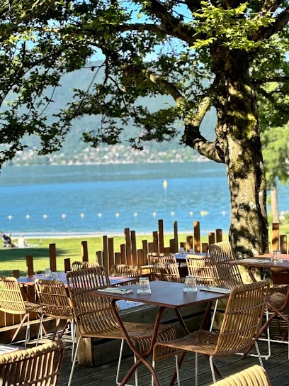 Le Chalet de la Brune — Terrasse et tables en extérieur