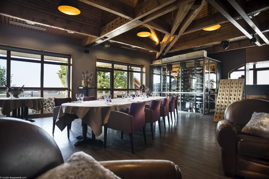 Le Clos du Château — Salle et tables