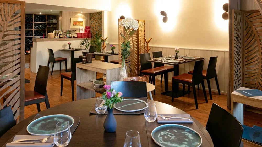 Le Confidentiel — Salle et tables