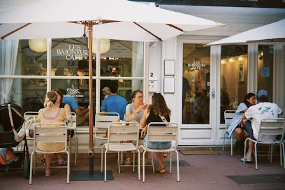 Les Baigneurs Café — Terrasse et tables en extérieur