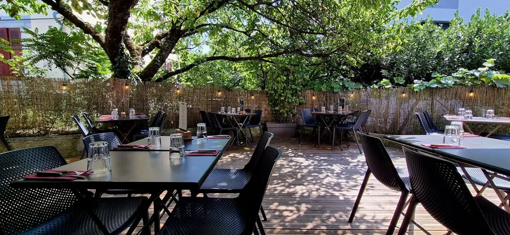 Les Moustaches de Zébulon — Terrasse et tables en extérieur