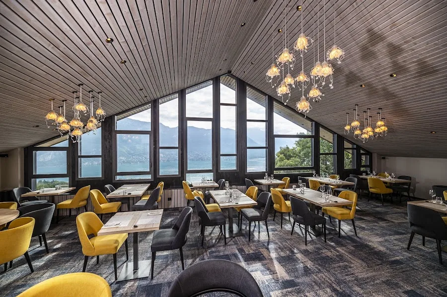 Les Terrasses du lac — Salle et tables