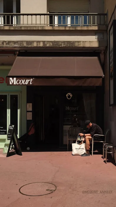 M Court — Façade et entrée