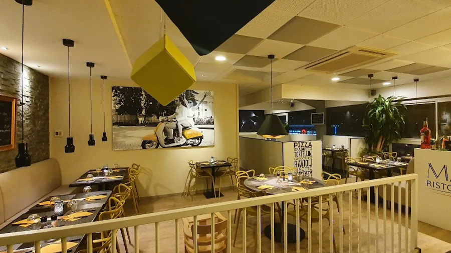 MAESTRO ristorante-pizzeria — Salle et tables