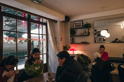 ODDS — Café et Focaccia — Salle et tables