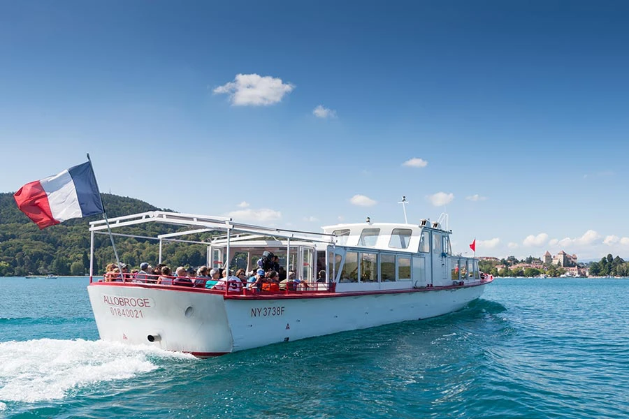 Bateau de croisière sur le lac d’Annecy