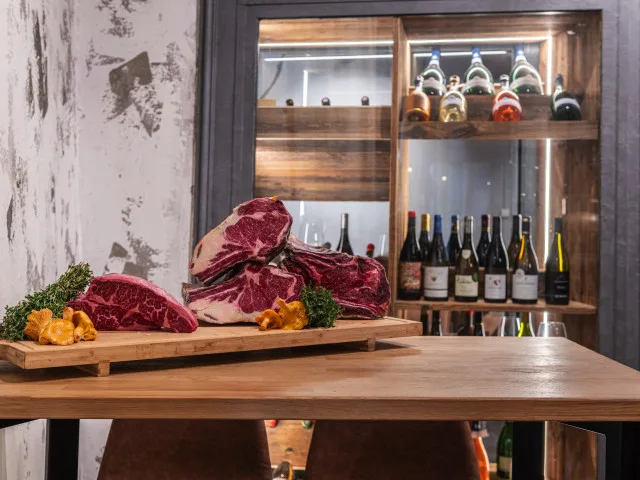 Restaurant L'APPART — Planche de charcuterie et bouteilles