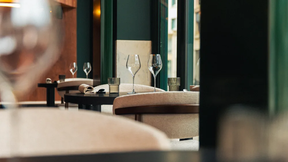 Saba — Salle et tables