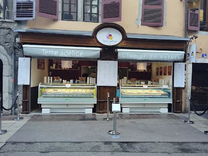 Terre adélice — Façade et entrée