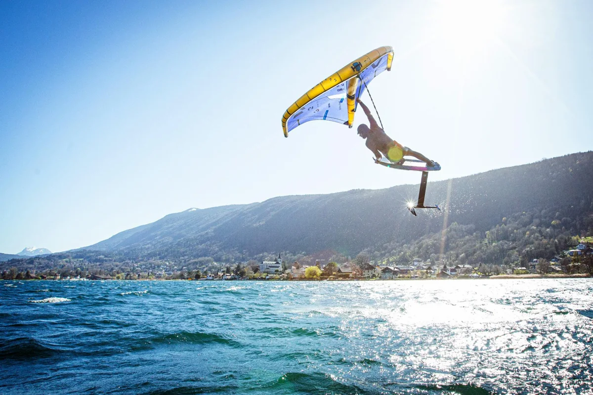 Wingfoil Annecy — Practicante de wingfoil sobre el agua